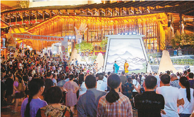 看一場演出 游一座城市