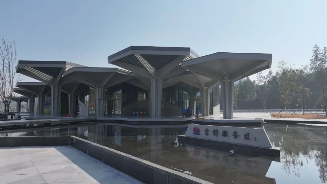 綠韻盛景與貼心服務——龍尋高速吉祥服務區