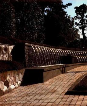 戶田芳樹作品(七)：別府市廳廣場