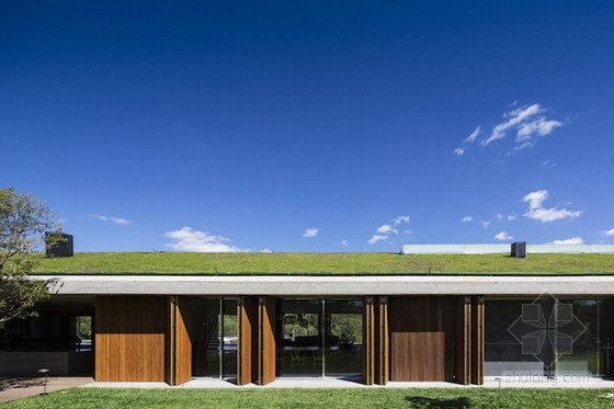 Studio MK27設計的MM住宅綠色屋頂