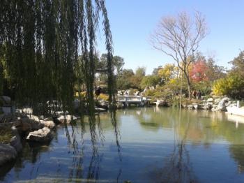 碧水藍(lán)天共秋葉一色 深秋園博園景色醉人