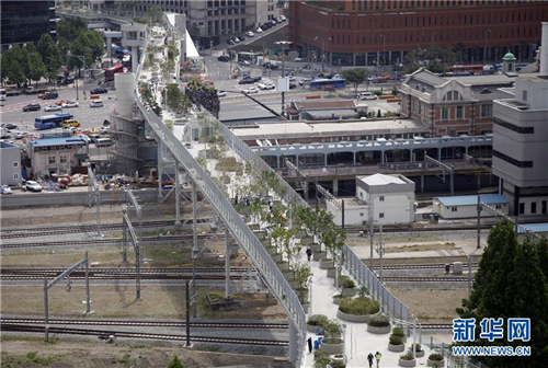 “首爾路7017”上面的盆栽和樹木將高架橋裝扮得綠意盎然