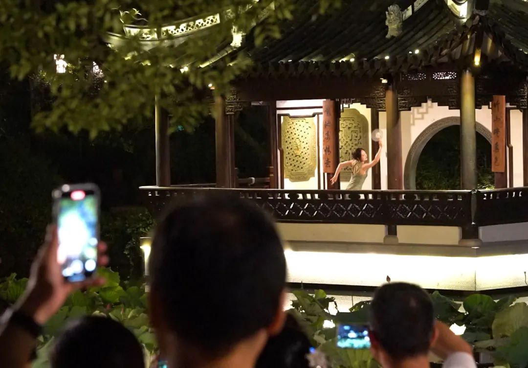 夜公園如何避免同質(zhì)化？上海500歲古園林嘗試穿越