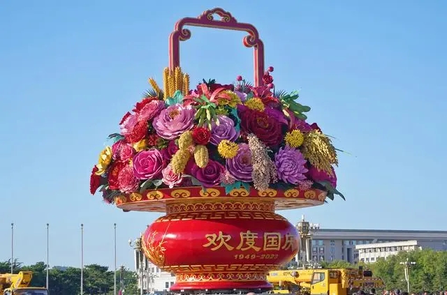 “祝福祖國”巨型花籃亮相天安門廣場