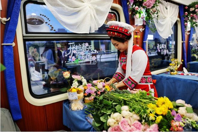 昆明至北京開通全國首趟花卉主題列車