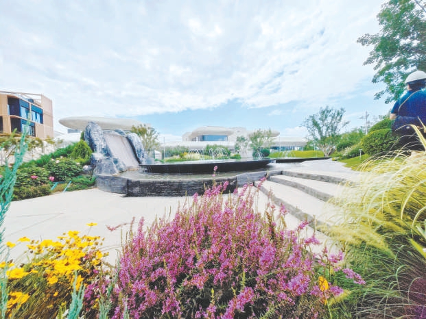 北京：環球影城旁“不夜城”竣工